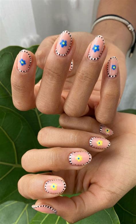 52 Cute Floral Nail Art Designs : Black and White Dot Outline