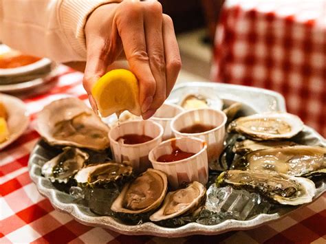 The oyster bar at a restaurant in Grand Central Station is historic 19