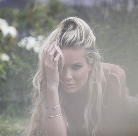 Download Celebrity Monica Hansen Image