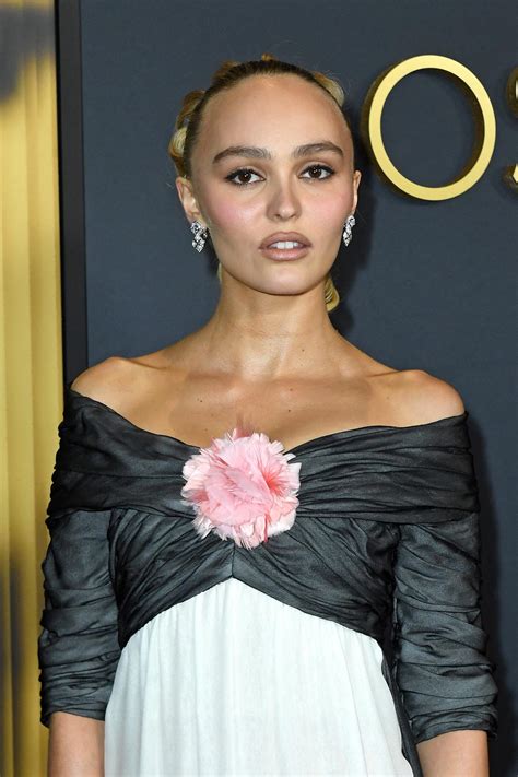 "Sie sieht kahl aus": User sind verblüfft, als sie Lily-Rose Depp bei