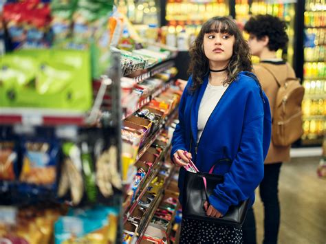 Shoplifting - Hiểu Rõ Hành Vi và Cách Ngăn Ngừa Hiệu Quả