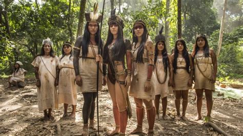 Elenco de 'Novo mundo' explica preparação para viver índios da tribo Tucaré