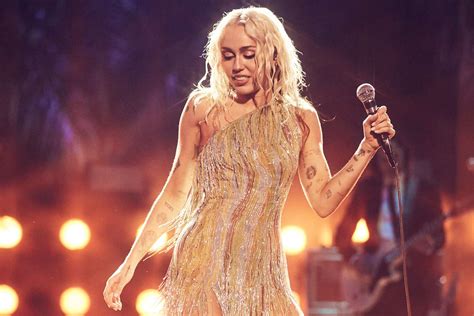 Miley Cyrus announces new single 'Flower' - UAE Times