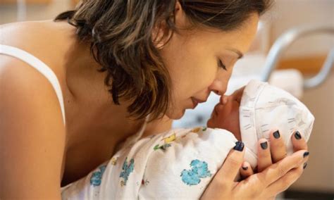 Nacimiento y primeros días: cómo cuidar a un bebe - Formainfancia ...