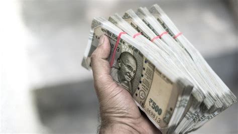 Indian Rupee Hits 70.54 Against the US Dollar | Al Bawaba