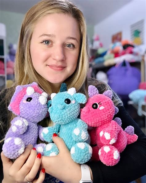 Anabelle Mcelhaney | Dragons and Dinos🩵🩷 . Pattern by me Yarn premier