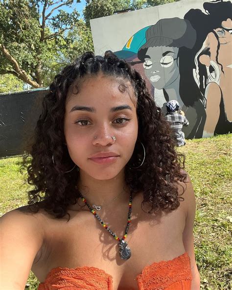 Jodi on Instagram: "Una afro- latina relajada 😌 🦋" | Latina hair, Afro