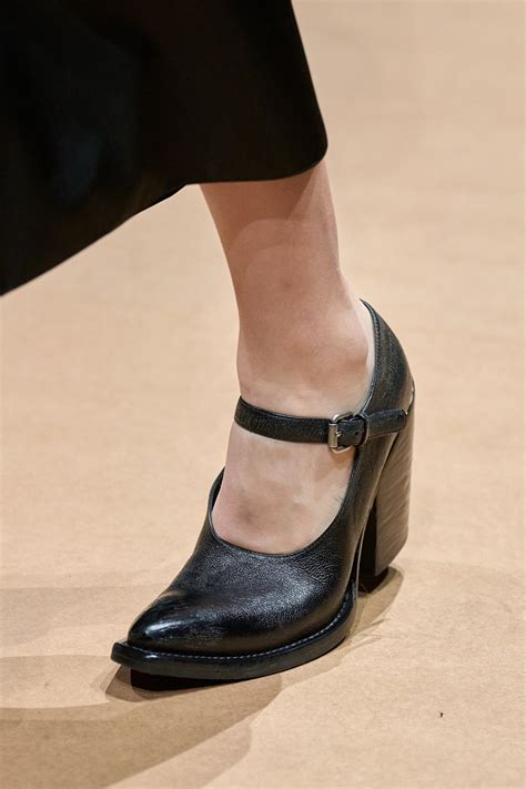 Zapatos Mary Jane: cómo combinarlos en Primavera-Verano 2023, según ...