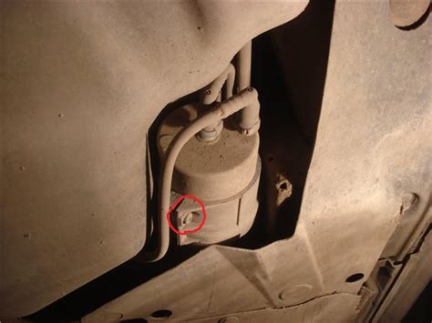 Замена топливного фильтра на кваке — Audi A4 (B6), 1,8 л, 2001 года ...