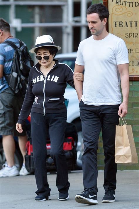 Hollywood: Yoko Ono