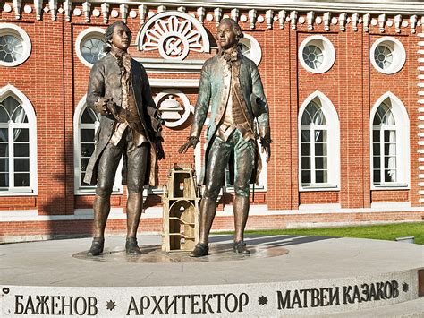 Скульптуры великих русских зодчих В.И. Баженова и М.Ф. Казакова на фоне ...