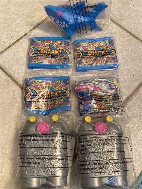 NIP 90s Wendys Kids Meal Toys -Shark Wallets, Viewer Boat, Water