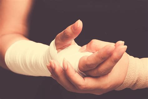 When Does a Broken Wrist Need Surgery?