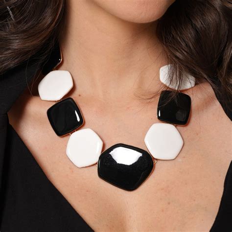 Colar Preto E Branco - Maxi colar Aline geométrico preto e branco dourado - Maria Cereja ...