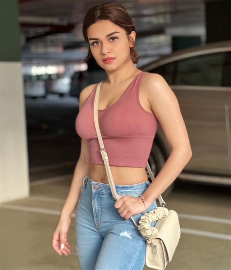 avneet kaur hd   top  jeans hd images shoutoutly