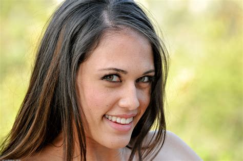 Tiffany Thompson muestra su golosa conchita al aire libre