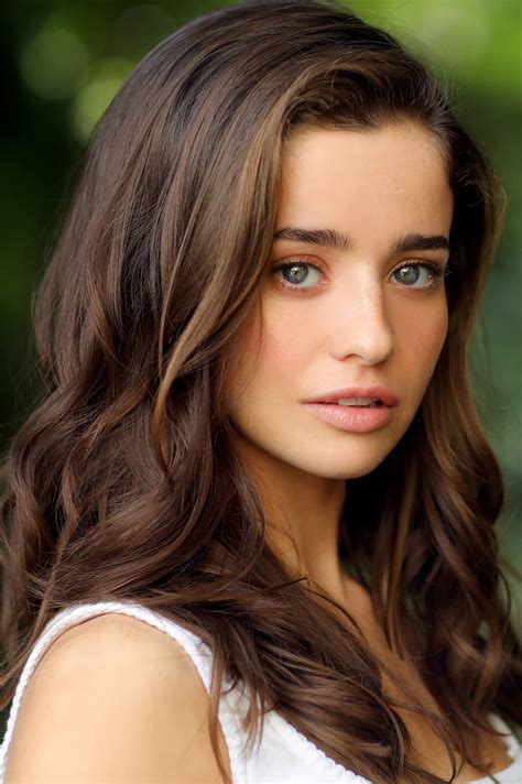 Holly Earl – A&J Artists