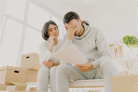 la pareja familiar angustiada tiene un problema de deuda, no puede