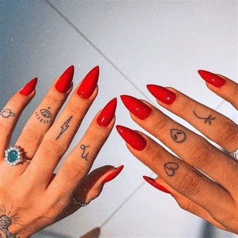 Samira Close Tatto Dedo