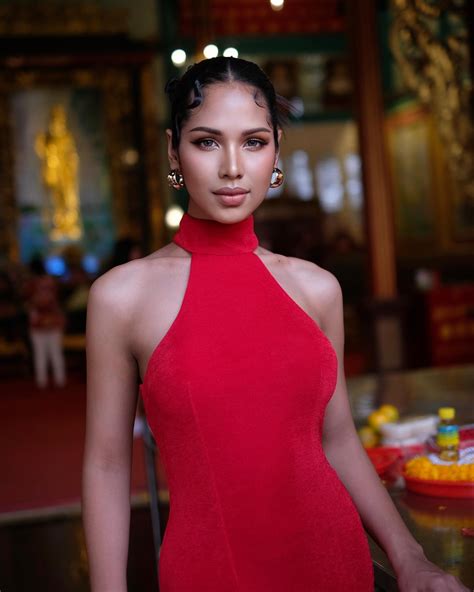 Narinda Khaopueak – Most Beautiful Thailand Ladyboy in Women's Red Long