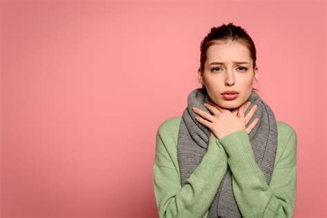 Кашель при ангине: бывает ли, сухой или влажный, чем лечить