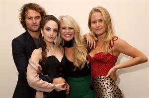 christie brinkley  steals  show  stunning red carpet appearance