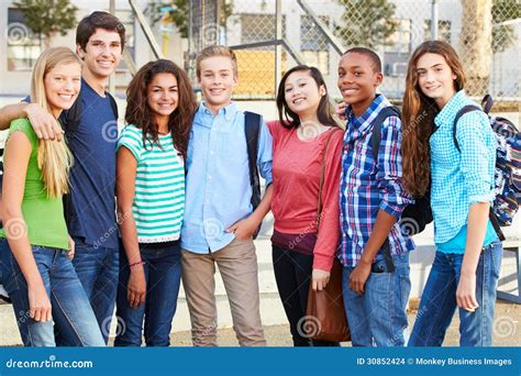 Groupe D'élèves Adolescents En Dehors De Salle De Classe Images stock ...