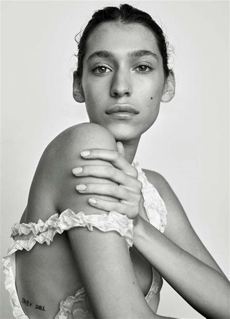 ZARINA NARES | Heroes Model Management