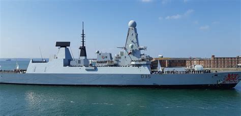 HMS Dragon returning to Portsmouth after a record breaking deployment ...