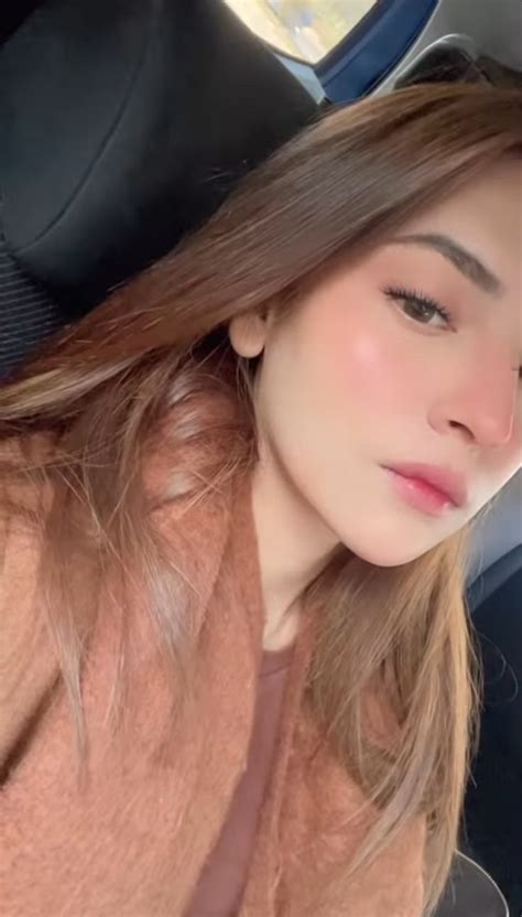 cute selfies poses actresses pakistani hoorain