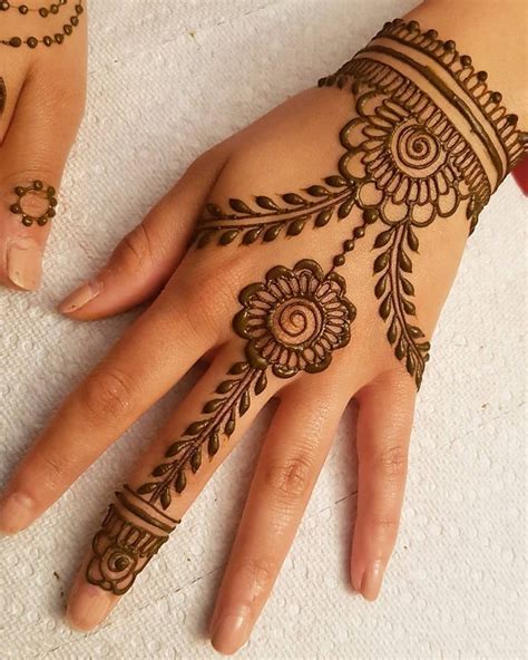 31 Easy Mehndi Design That Anyone Can Try At Home