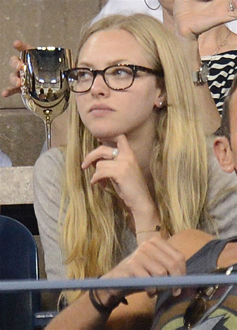 Amanda Seyfried, pose da "bambolina" per Vogue Australia: gli scatti