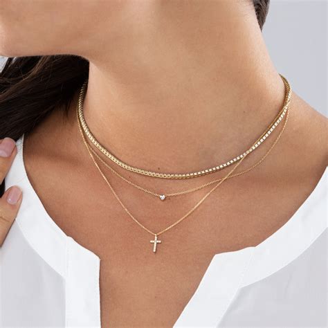 Малък кръст от 18k злато с диаманти - B&J Diamond Jewellery