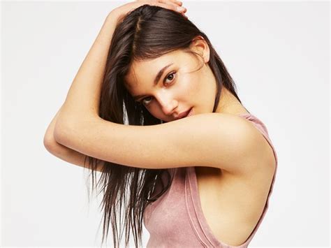 how to look younger with gray hair