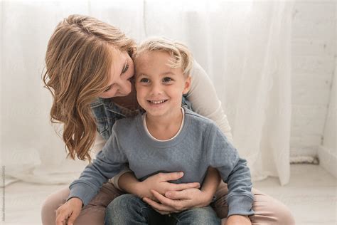 «A Mother Kissing Her Son» del colaborador de Stocksy «Alison 