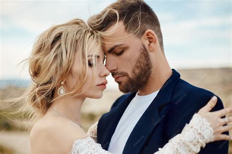 Homem E Mulher Namorando De Verdade - História de amor de uma mulher e um homem. um casal apaixonado abraça ...