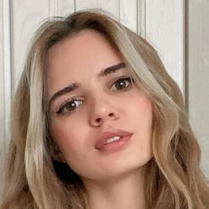 eva.ovaa - Age, Family, Bio | Famous Birthdays
