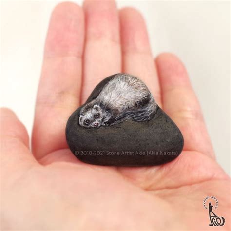 Japanese Artist Hand Paints Small Rocks To Look Like Realistic Animals ...