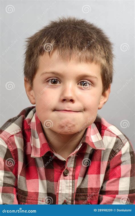 Kind, Das Hässliche Gesichter 3 Macht Stockbild - Bild von fein, schön