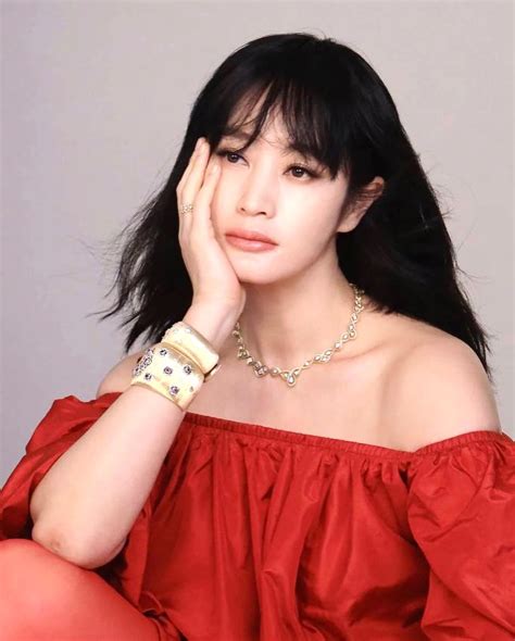 Kim Hye-soo makes fans "go crazy" as she uploads photos with long hair