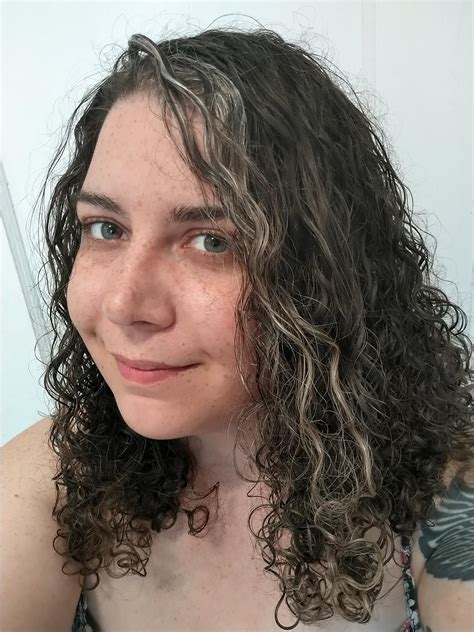 loving my frizzy curls today 🥰 : r/curlyhair