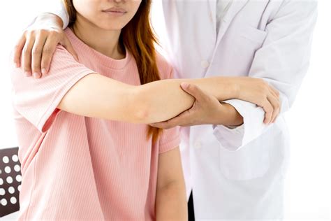 Physical Therapy for Back Pain in Seniors | La Clinica