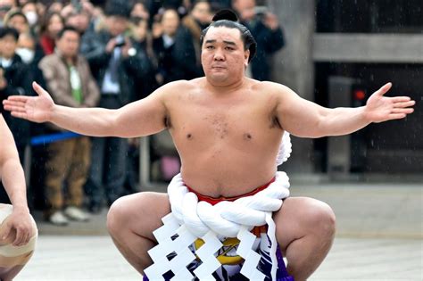 Sumo champ bashes fellow wrestler with beer bottle