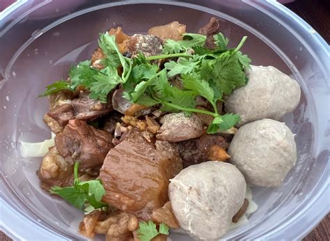 Lan Na Kuai Tiao Nuea Kho Khun Tun (Mukdahan) delivery near you in ...