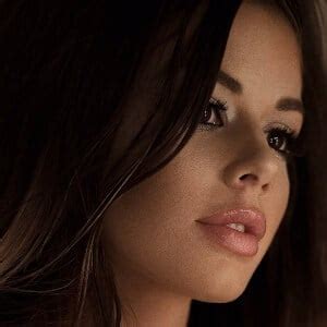 Julianne Kissinger - Age, Family, Bio | Famous Birthdays