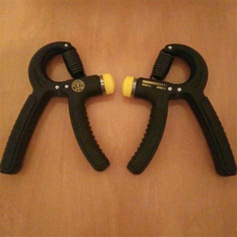 LEFT HAND GRIPPER by Kimberly C. - Exercise How-to - Skimble