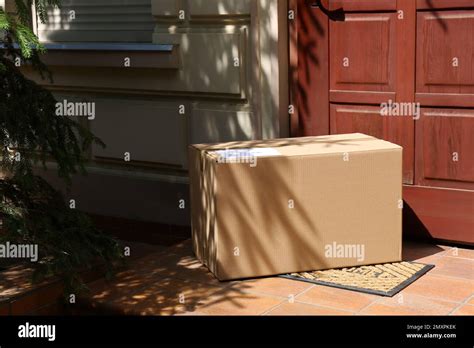 Parcel at door hi-res stock photography and images - Alamy
