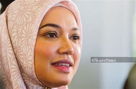 hot sexy puteri sarah liyana megat kamaruddin bikini pics