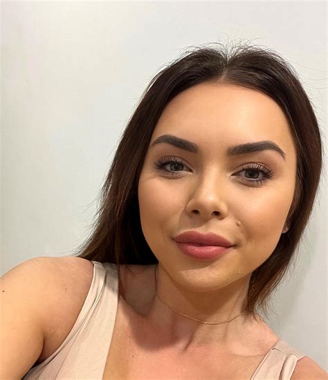 The face of a smiling 32 year old woman : r/Faces