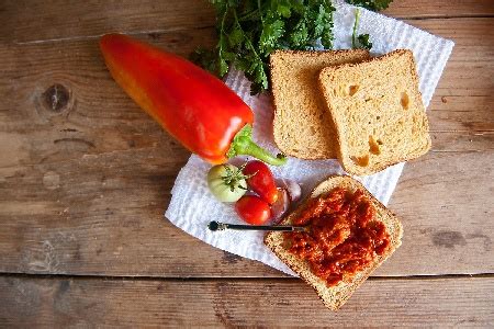 Айвар от червени чушки, домати и люти чушки стерилизиран в бурканчета ...